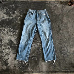 Abercrombie Ultra High Rise Mom Jean | 24/00S